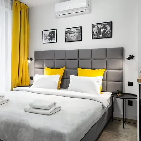 HOUSEHOST Apartment: Miodowa 42/8a Street-3
